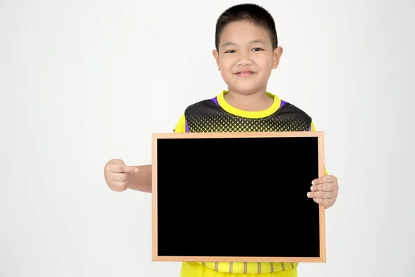 Λίγο Ασίας αγόρι κρατώντας το άδειο ξύλο μαυροπίνακα με τη στολή του αθλητισμού — Φωτογραφία Αρχείου