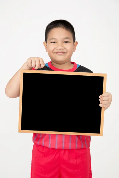 Маленький азиатский мальчик держит пустую деревянную доску в спортивной униформе — стоковое фото