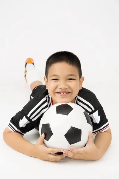 Retrato de pequeño asiático chico con cocker ball en sport uniforme —  Fotos de Stock