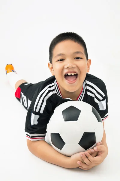 Portret azjatycki chłopca z cocker piłkę w mundur sportu — Zdjęcie stockowe