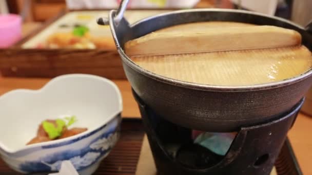 Bollitura di set da pranzo Sukiyaki, stufato giapponese, il manzo più costoso in pentola calda — Video Stock