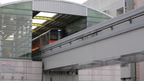 TOKIO, JAPÓN - 22 AGOSTO 2015: Pasan trenes de la estación TACHIKAWA-MINAMI en Tokio, Japón — Vídeo de stock