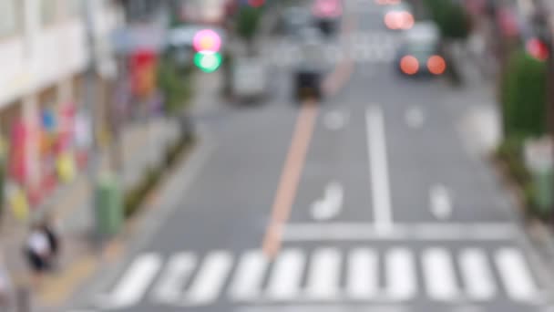 Tło z samochodów. Z tła ostrości z miasta nieostre rozmazane światła. Tokyo, Japonia. — Wideo stockowe