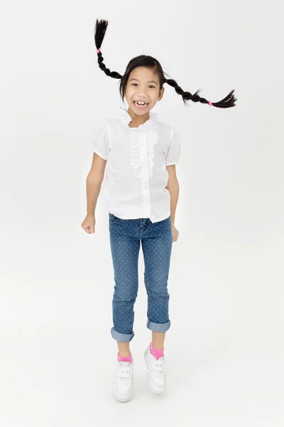 Ritratto di ragazza carina asiatica che salta con il viso sorridente — Foto Stock