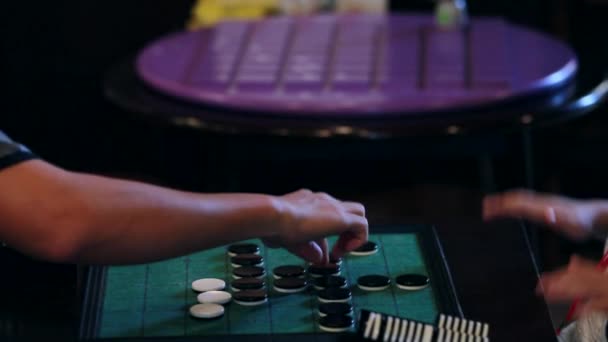 Feliz asiática niña jugando juego de mesa con amigo . — Vídeos de Stock