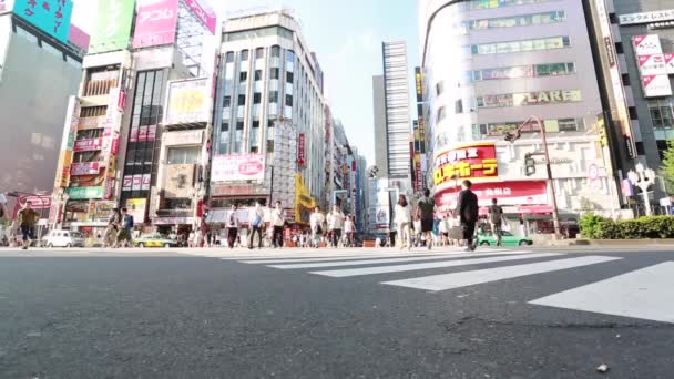 SHIBUYA TOKYO, JAPÃO - 22 AGOSTO, 2015, Pessoas e ruas movimentadas em um dos bairros mais famosos e movimentados de Tóquio em Shibuya Tokyo, Japão — Vídeo de Stock