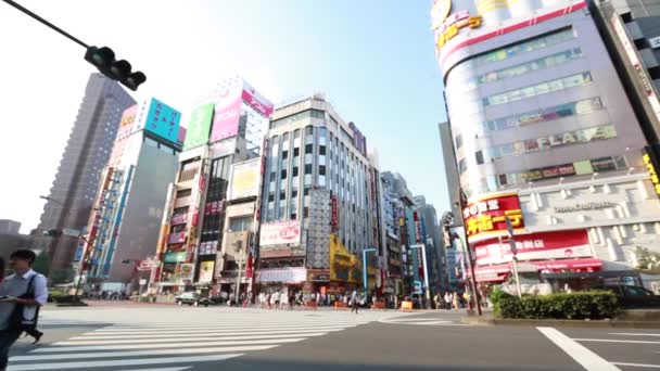 Shibuya Tokio, Japan - 22 augustus, 2015, mensen en drukke straten in een van de meest bekende en drukke wijk van Tokio in Shibuya Tokio, Japan — Stockvideo