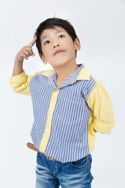 Porträt eines asiatischen glücklichen Jungen, der denkt und nach oben schaut — Stockfoto