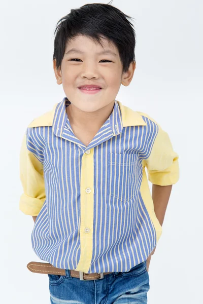 Портрет азиатского счастливого мальчика, смотрящего в камеру — стоковое фото
