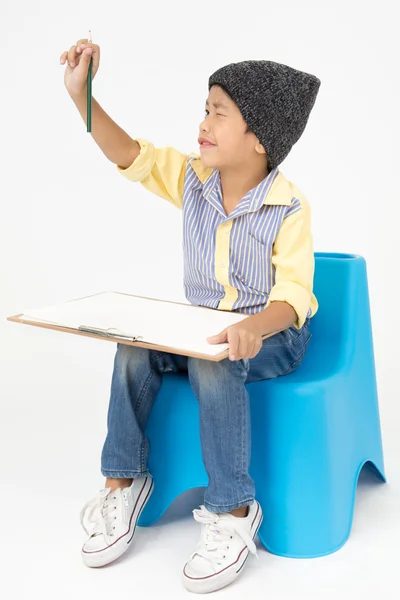 Szczęśliwy chłopiec azjatyckich trzymając deskę puste sztuki — Zdjęcie stockowe