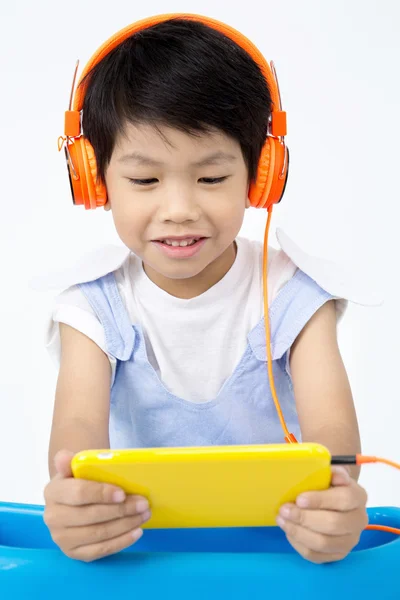 Chino feliz muchacho utilizar Tablet PC con auriculares — Foto de Stock