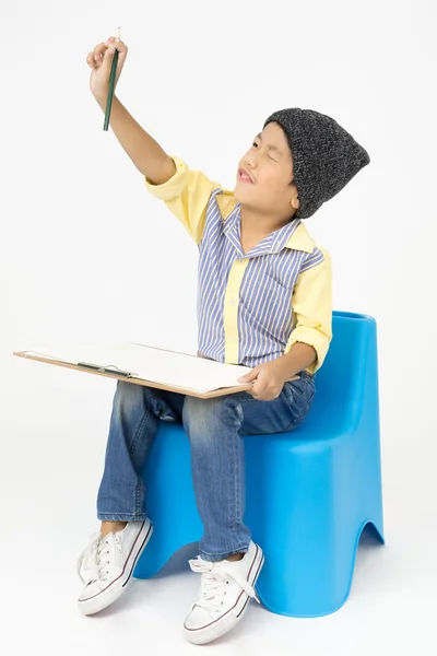 Feliz muchacho asiático sostienen una tarjeta en blanco del arte —  Fotos de Stock