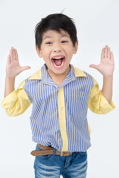 Porträtt av asiatiska glad pojke tittar på kameran — Stockfoto
