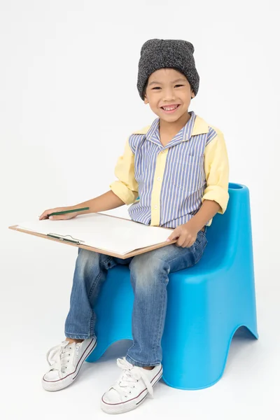 Szczęśliwy chłopiec azjatyckich trzymając deskę puste sztuki — Zdjęcie stockowe