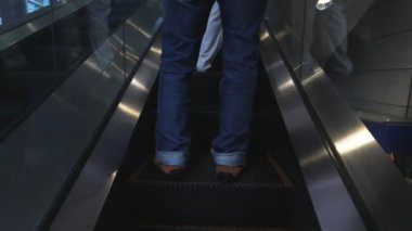 yürüyen merdiven sürekli yukarı çalışan gösterilir .