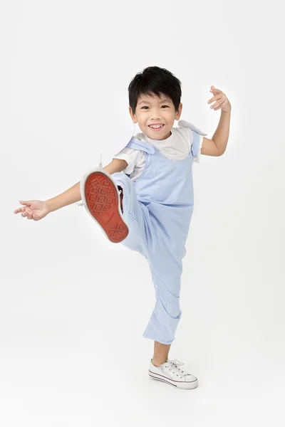 Asiatische kleine Junge streckt Bein — Stockfoto
