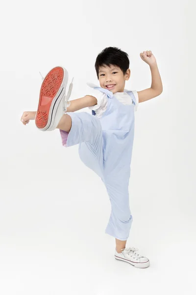 Asiatische kleine Junge streckt Bein — Stockfoto