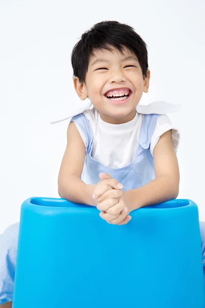 幸福的亚洲男孩坐着，笑的肖像 — 图库照片