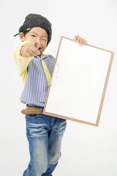 Feliz ásia menino segurando um branco arte bordo — Fotografia de Stock
