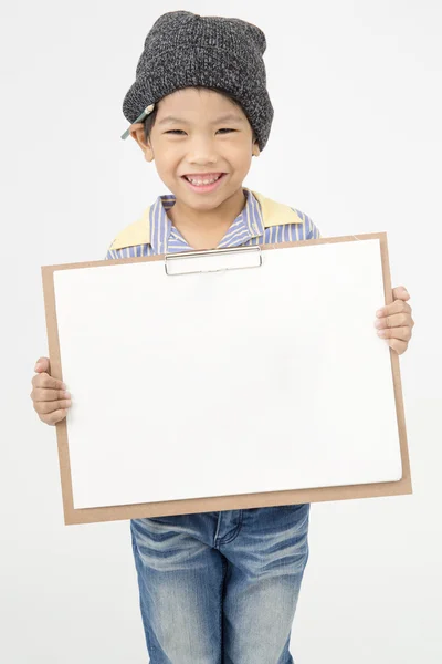 Feliz muchacho asiático sostienen una tarjeta en blanco del arte —  Fotos de Stock