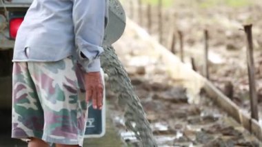 Kimliği belirsiz inşaat işçileri şekil beton yol yapmak. Yol çalışması,