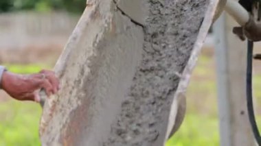 Kimliği belirsiz inşaat işçileri Çimento Mikser beton karışım dökün.
