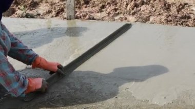 Kimliği belirsiz inşaat işçileri şekil beton yol yapmak. Yol çalışması, sokak onarım