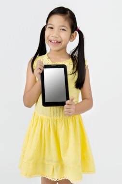 tablet bilgisayar ile küçük Asyalı kız gülümsüyor 