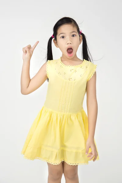 Портрет маленькой азиатской девочки с неожиданным лицом — стоковое фото
