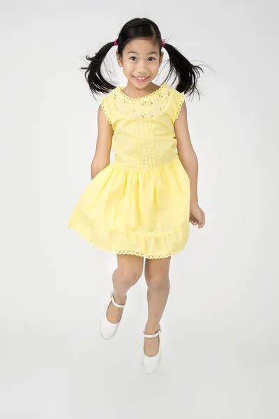 Retrato de pouco ásia menina é salto com sorrisos rosto — Fotografia de Stock