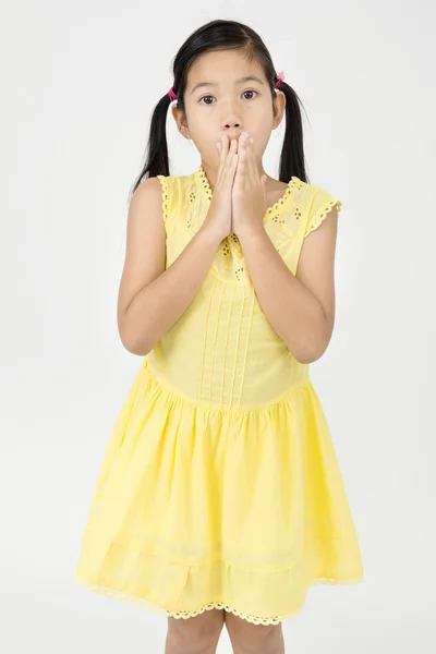 Портрет маленькой азиатской девочки с неожиданным лицом — стоковое фото