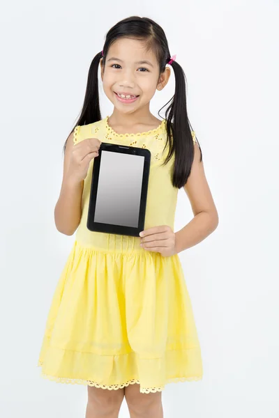 Petite fille asiatique sourit avec tablette ordinateur — Photo