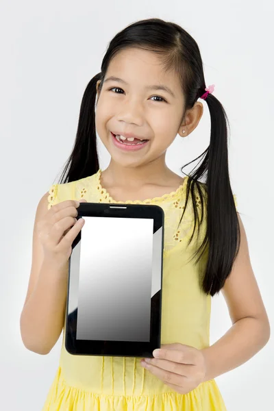 Little asian girl smiles with tablet computer — Stock Photo, Image