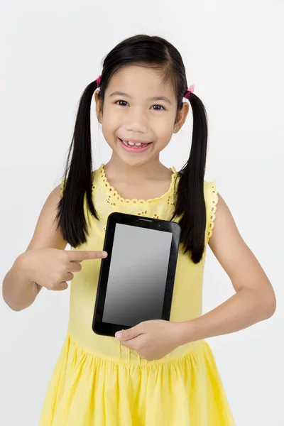 Pouco asiático menina sorrisos com tablet computador — Fotografia de Stock