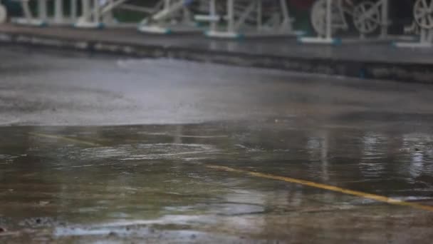 Trabajador asiático no identificado usando un poderoso pulverizador de manguera de un camión cisterna para lavar la carretera — Vídeos de Stock