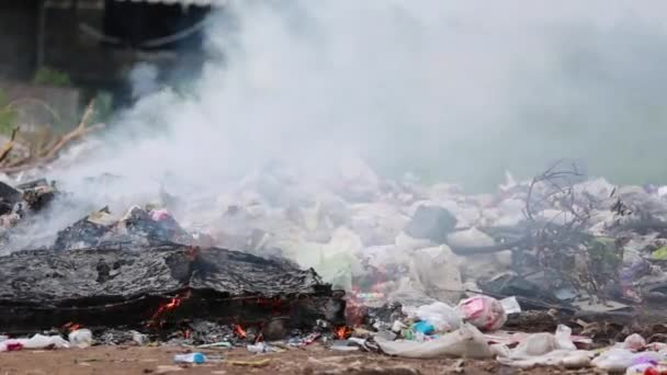 Depósito de lixo em chamas, poluição — Vídeo de Stock