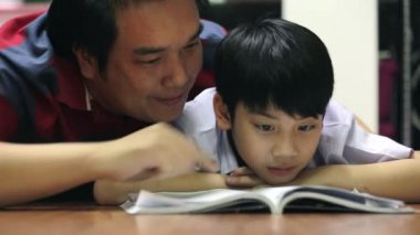 Asya baba oğluyla kitap birlikte evde okuma.