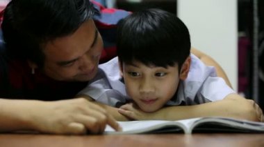 Asya baba oğluyla kitap birlikte evde okuma.
