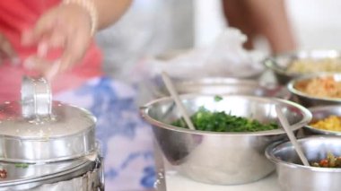 Kimliği belirsiz tüccar yapmak Buhar kaynatın ile erişte