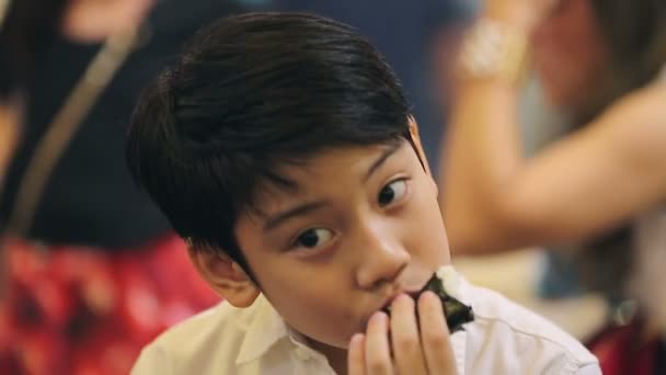 Ευτυχισμένος Ασίας αγόρι φαγητό ιαπωνική τροφίμων. — Αρχείο Βίντεο