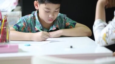 Anne okulun ödevlerini yapmak için oğlunu zorla