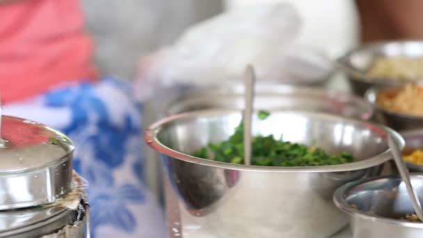 Niet-geïdentificeerde handelaar maken noedels met stoom koken — Stockvideo