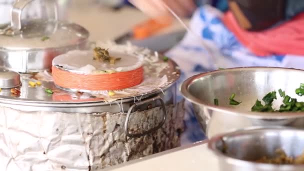 Oidentifierade köpman göra nudlar med ånga koka — Stockvideo