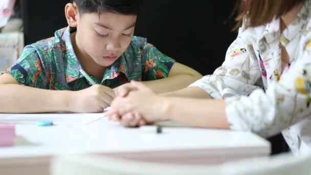 Mutter zwingt ihren Sohn zu Hausaufgaben in der Schule — Stockvideo