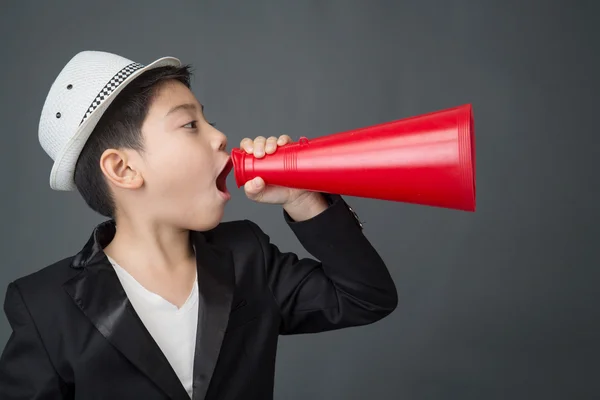 Pouco asiático menino usando megafone gritando — Fotografia de Stock