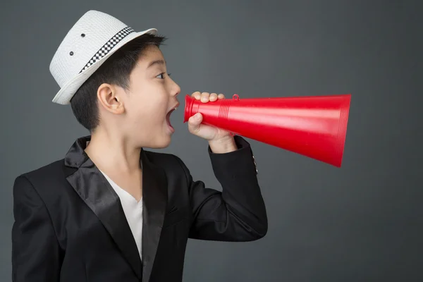 Pouco asiático menino usando megafone gritando — Fotografia de Stock