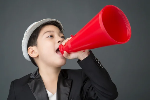 Pouco asiático menino usando megafone gritando — Fotografia de Stock