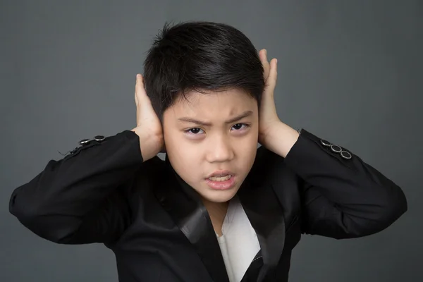 Aziatische jongetje in zwart pak boos, depressie gezicht — Stockfoto