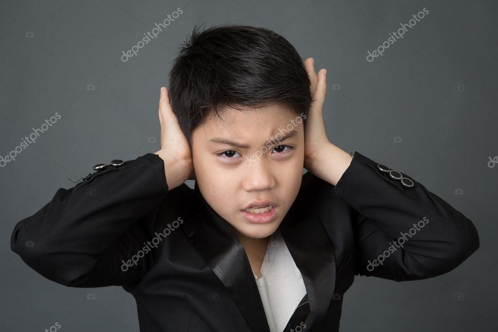 ragazzo nero che esce asiatico
