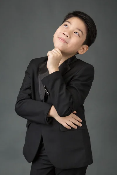 Portret van Aziatisch jongen in een pak denk aan idee — Stockfoto